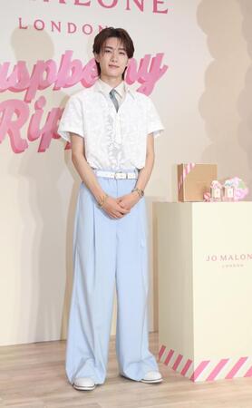 　ポーズを決める山中柔太朗（撮影・佐々木彰尚）