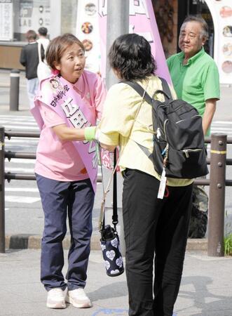 　有権者と握手を交わす広田さくら氏