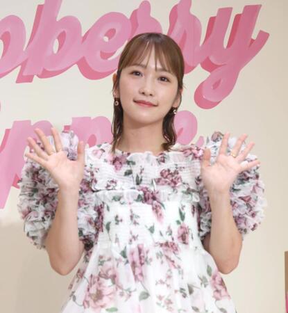 　手を振る川栄李奈（撮影・佐々木彰尚）