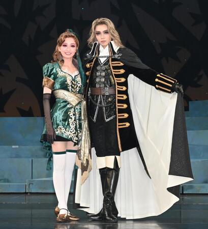 　新人公演を終え、記念写真に納まる彩葉ゆめ（左）と夏希真斗（撮影・高部洋祐）