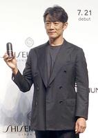 　写真に応じる反町隆史