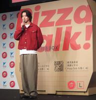 　「ピザの気持ちになった」と照れながらあいさつする山﨑賢人