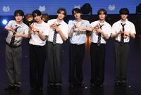 　ＴＷＳの（左から）ＪＩＨＯＯＮ、ＤＯＨＯＯＮ、ＹＯＮＧＪＡＥ、ＳＨＩＮＹＵ、ＫＹＵＮＧＭＩＮ、ＨＡＮＪＩＮら（撮影・園田高夫）