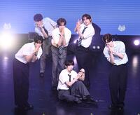 　熱いパフォーマンスを見せるＴＷＳのメンバー（撮影・園田高夫）