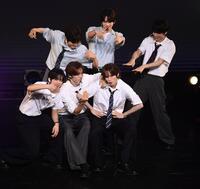 　熱いパフォーマンスを見せるＴＷＳのメンバー（撮影・園田高夫）