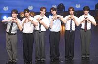 　ＴＷＳの（左から）ＪＩＨＯＯＮ、ＤＯＨＯＯＮ、ＹＯＵＮＧＪＡＥ、ＳＨＩＮＹＵ、ＫＹＵＮＧＭＩＮ、ＨＡＮＪＩＮ（撮影・園田高夫）