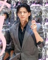 　ポーズを決める平野紫耀