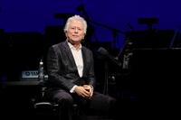 　熱唱するアラン・メンケン