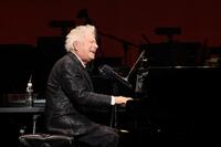 　熱唱するアラン・メンケン