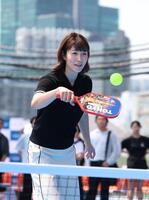 　ピックルボールに挑戦する狩野舞子さん（撮影・金田祐二）