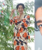 　短冊に紅白への思いを記した真田ナオキ