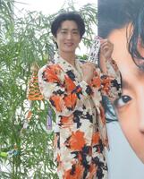 　短冊に紅白への思いを記した真田ナオキ