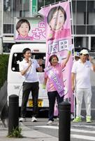 　応援に駆けつけた衆議院の守島正議員（左）、杉本和巳議員（右）の間で手を振る広田さくら氏