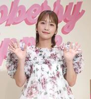 　手を振る川栄李奈（撮影・佐々木彰尚）