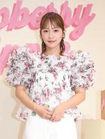 　ポーズを決める川栄李奈（撮影・佐々木彰尚）