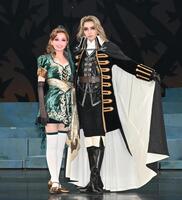 　新人公演を終え、記念写真に納まる彩葉ゆめ（左）と夏希真斗（撮影・高部洋祐）