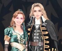 　新人公演を終え、記念写真に納まる彩葉ゆめ（左）と夏希真斗（撮影・高部洋祐）