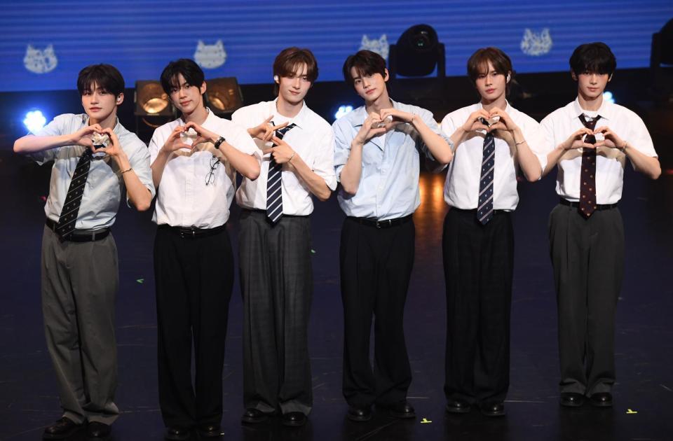 　ポーズを決めるＴＷＳの（左から）ＪＩＨＯＯＮ、ＤＯＨＯＯＮ、ＹＯＮＧＪＡＥ、ＳＨＩＮＹＵ、ＫＹＵＮＧＭＩＮ、ＨＡＮＪＩＮら（撮影・園田高夫）