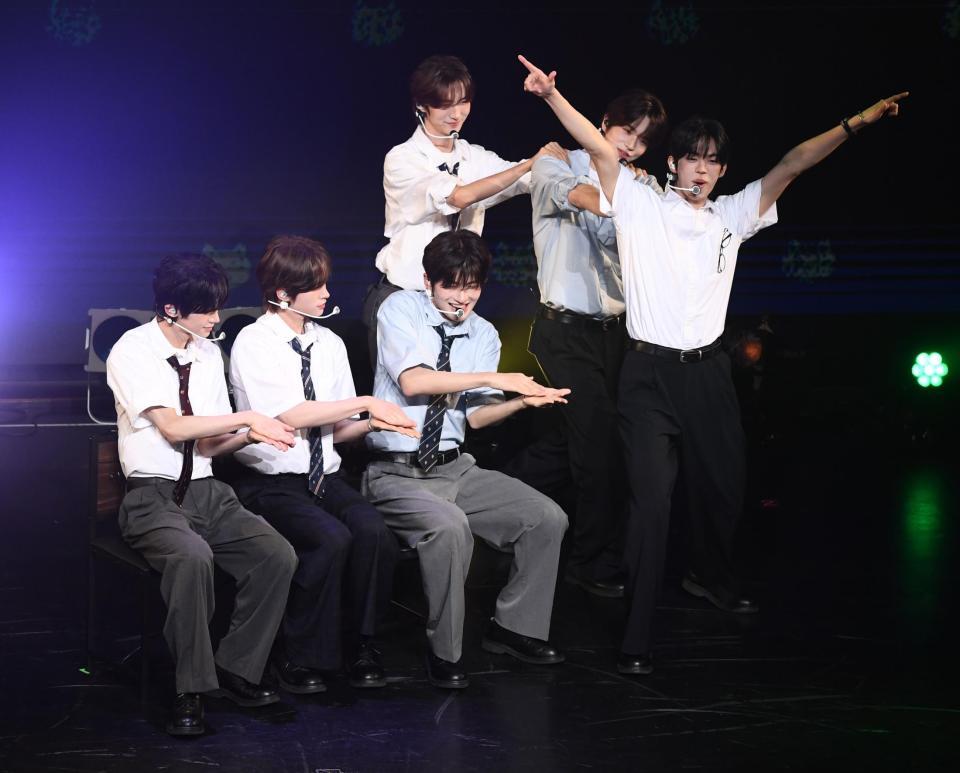 　熱いパフォーマンスを見せるＴＷＳのメンバー（撮影・園田高夫）