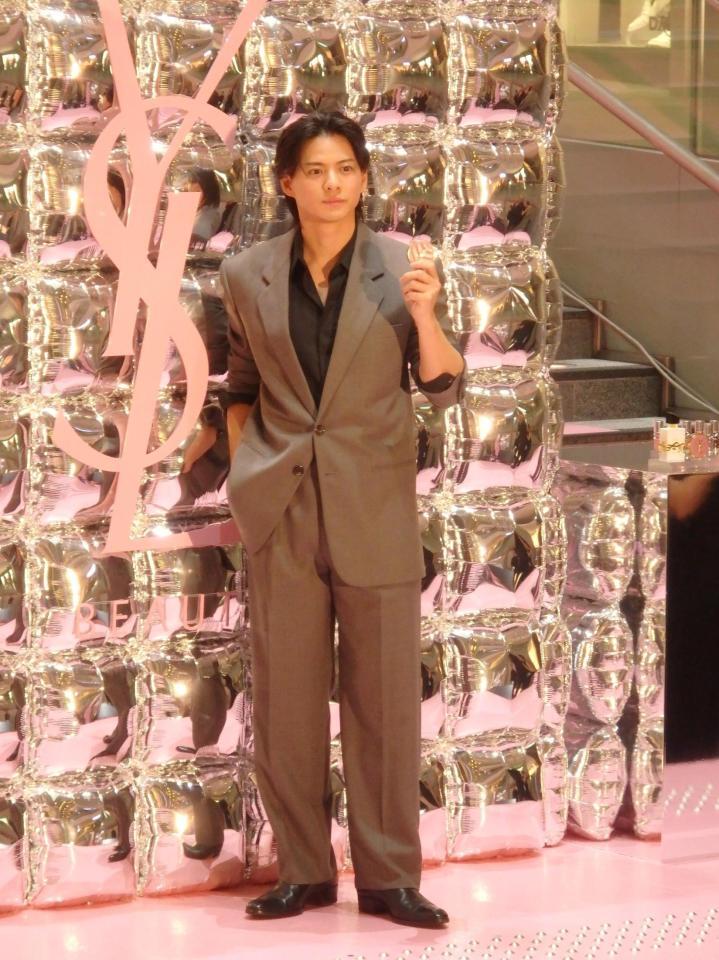 　写真撮影に応じる平野紫耀