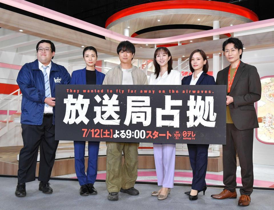 　登壇した（左から）ぐんぴぃ、瀧内公美、櫻井翔、比嘉愛未、ソニン、戸次重幸（撮影・持木克友）