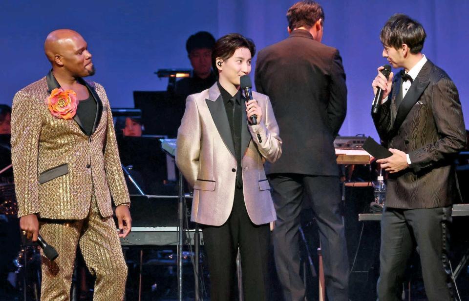 　マイケル・ジェームズ・スコット（左）と共演した京本大我。右はハリー杉山