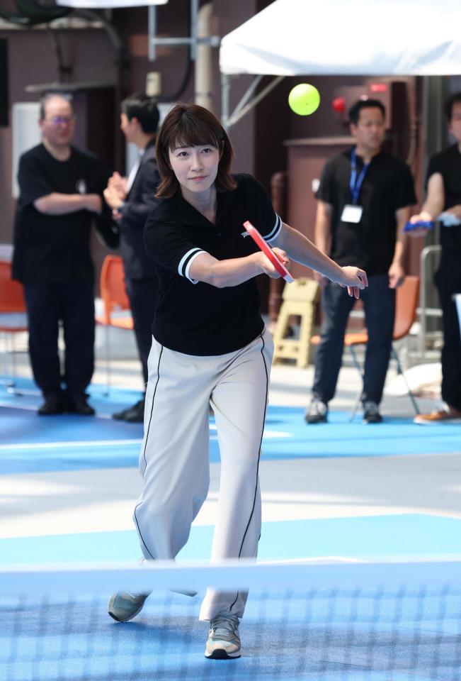 　ピックルボールに挑戦する狩野舞子さん（撮影・金田祐二）