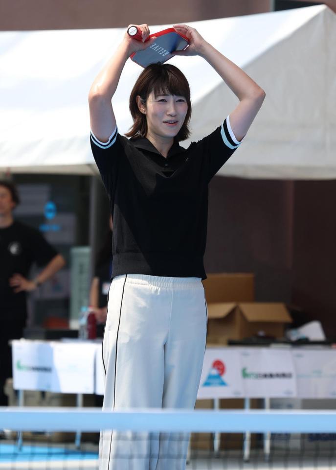 　うまくいかず苦笑いの狩野舞子さん（撮影・金田祐二）