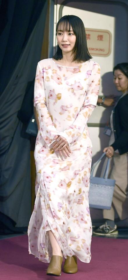 　ロングドレスを着て登壇する吉岡里帆（撮影・園田高夫）