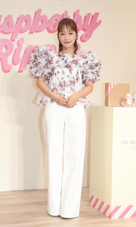 　ポーズを決める川栄李奈（撮影・佐々木彰尚）