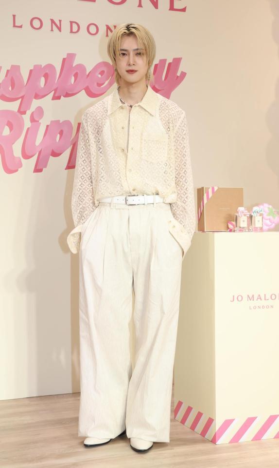 　ポーズを決めるＩＮＩ・佐野雄大（撮影・佐々木彰尚）