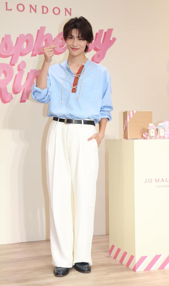 　ポーズを決めるＧＥＮＩＣ・増子敦貴（撮影・佐々木彰尚）