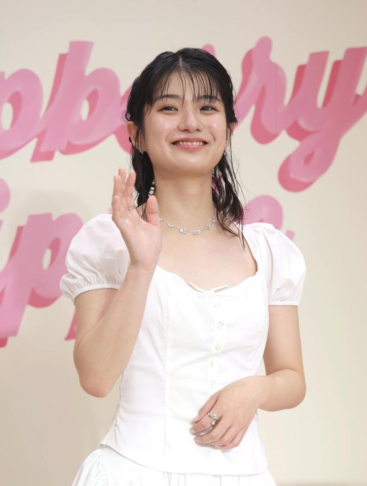 　手を振る蒔田彩珠（撮影・佐々木彰尚）