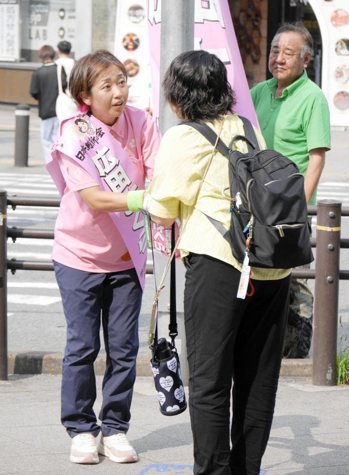 　有権者と握手を交わす広田さくら氏