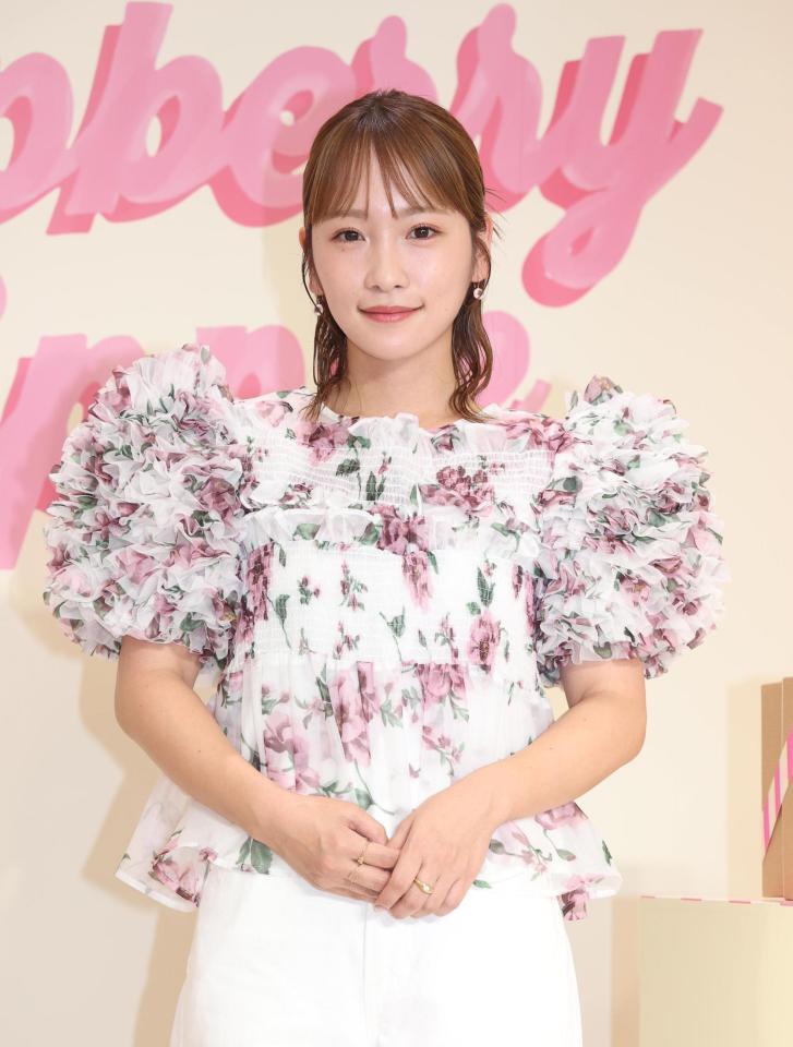 　ポーズを決める川栄李奈（撮影・佐々木彰尚）