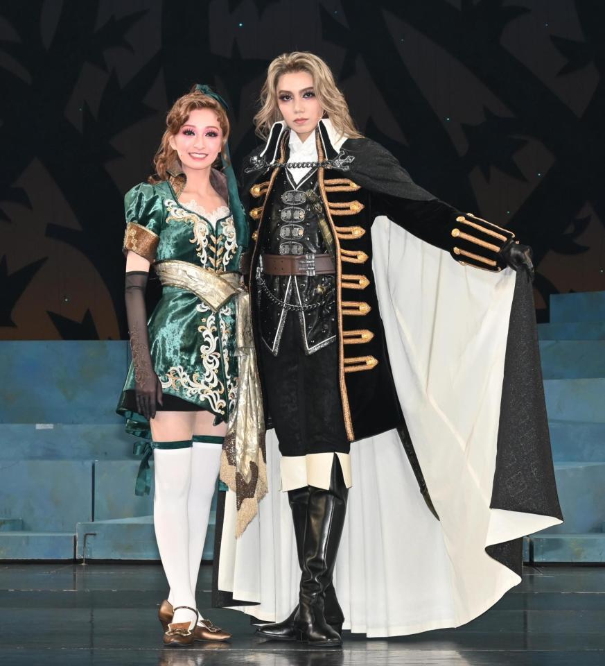 　新人公演を終え、記念写真に納まる彩葉ゆめ（左）と夏希真斗（撮影・高部洋祐）