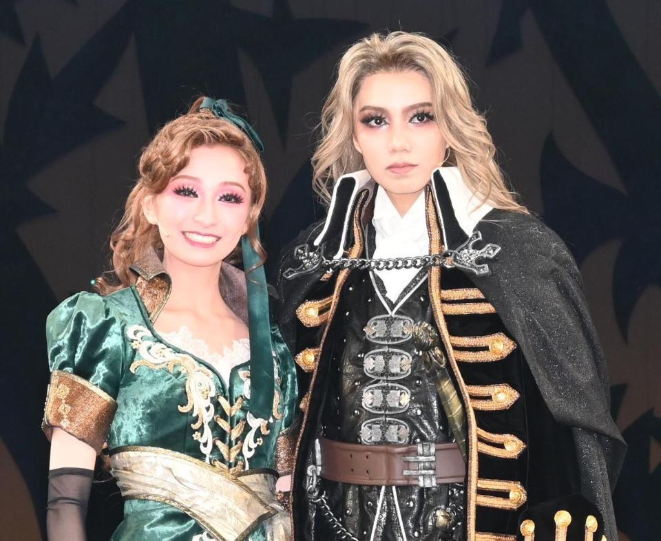 　新人公演を終え、記念写真に納まる彩葉ゆめ（左）と夏希真斗（撮影・高部洋祐）