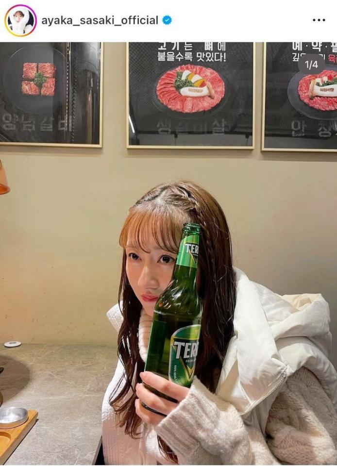 韓国でお酒を手にするあーりん。佐々木彩夏のインスタグラム＠ａｙａｋａ＿ｓａｓａｋｉ＿ｏｆｆｉｃｉａｌより