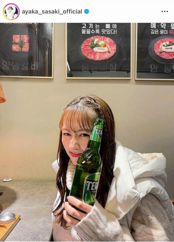 韓国でお酒を手に変顔をするあーりん。佐々木彩夏のインスタグラム＠ａｙａｋａ＿ｓａｓａｋｉ＿ｏｆｆｉｃｉａｌよ