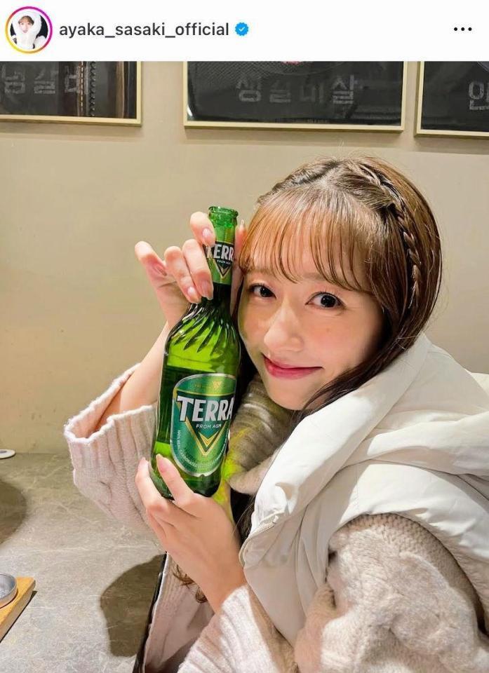 韓国でお酒を手ににっこりのあーりん。佐々木彩夏のインスタグラム＠ａｙａｋａ＿ｓａｓａｋｉ＿ｏｆｆｉｃｉａｌよ