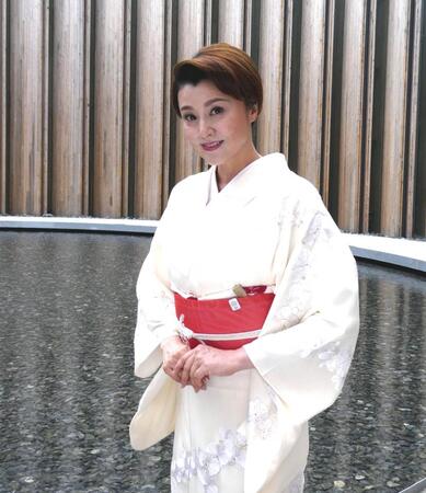 　日本館で写真に応じる藤原紀香