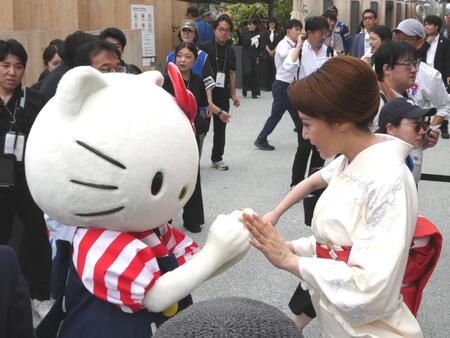 　手を合わせる（左から）ハローキティ、藤原紀香
