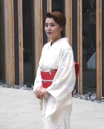 　日本館で写真に応じる藤原紀香