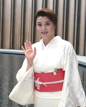 　日本館で写真に応じる藤原紀香