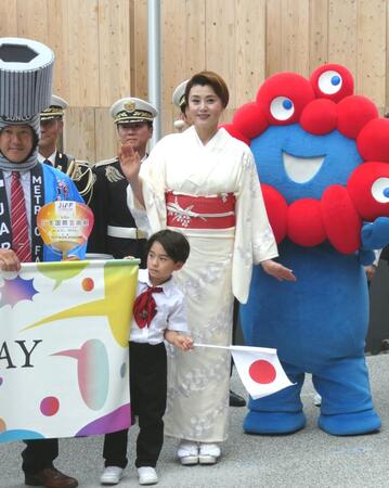 　写真に応じる（右から）ミャクミャク、藤原紀香