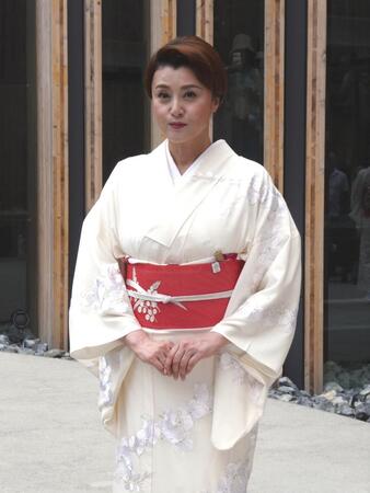 　日本館で写真に応じる藤原紀香