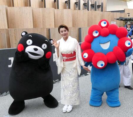 　くまモン（左）、ミャクミャク（右）と記念撮影する藤原紀香