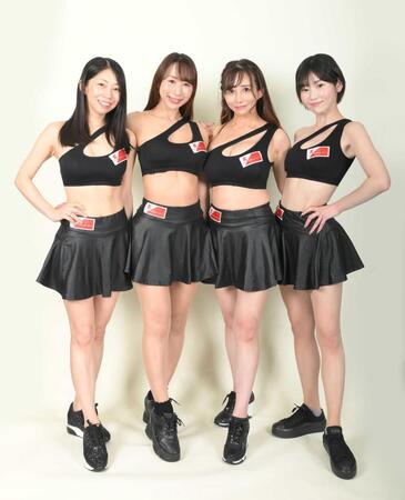 　来社したラウンドガールの（左から）岩崎真奈、Ａｚｕｌｌｙ、藤嶋もなみ、平瀬ひかり（撮影・伊藤笙子）