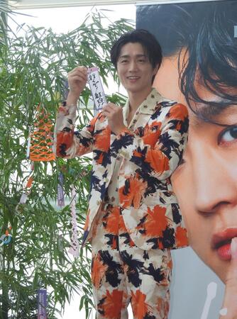 　短冊に紅白への思いを記した真田ナオキ