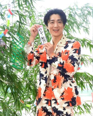 　短冊に紅白への思いを記した真田ナオキ